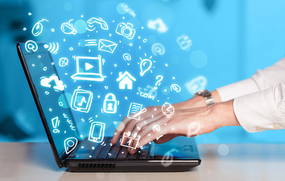 手拿著平板電腦與網(wǎng)絡應用程序的關閉